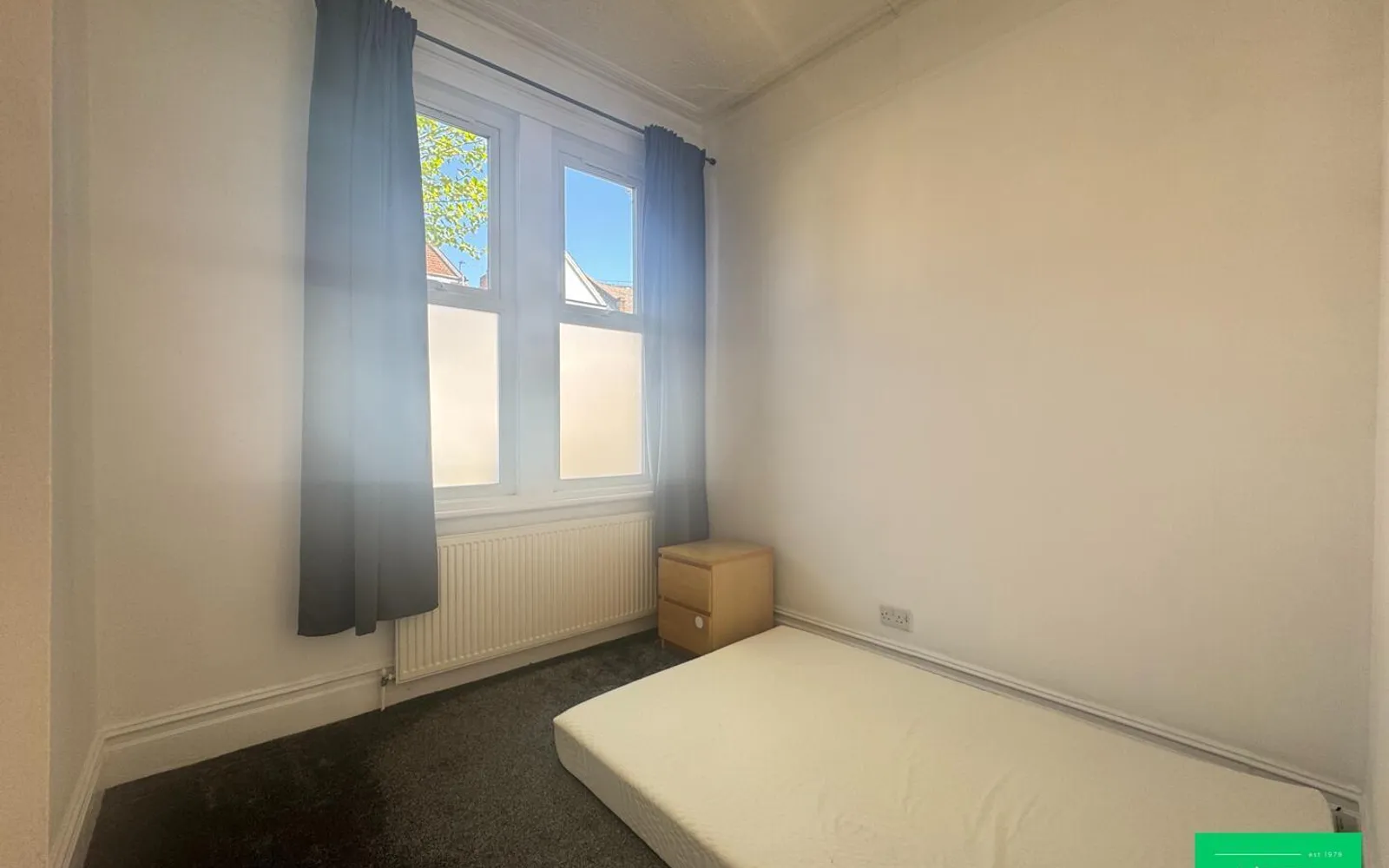 Flat Cedar Road in Greater London