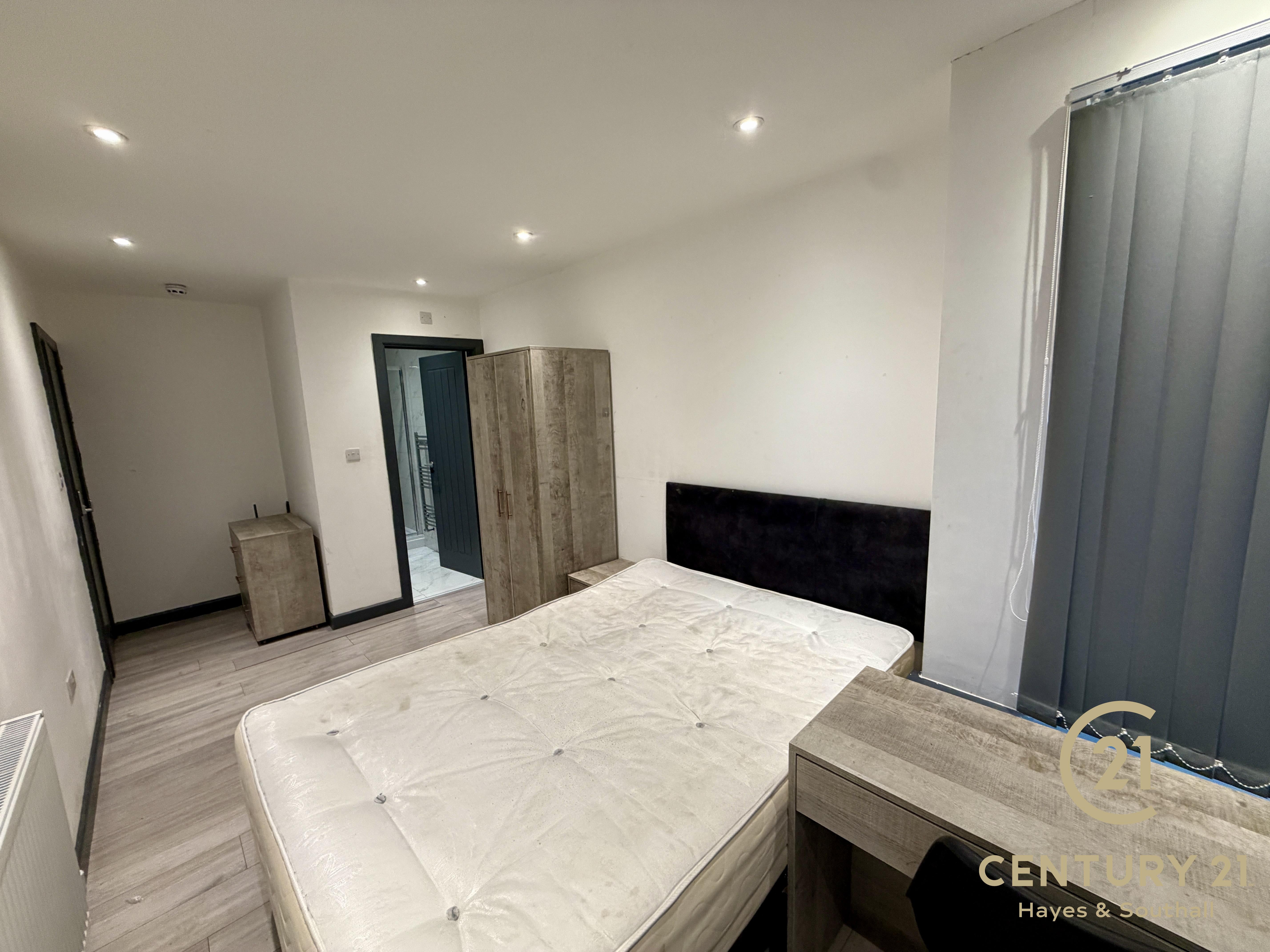 Room Pinkwell Avenue in Greater London