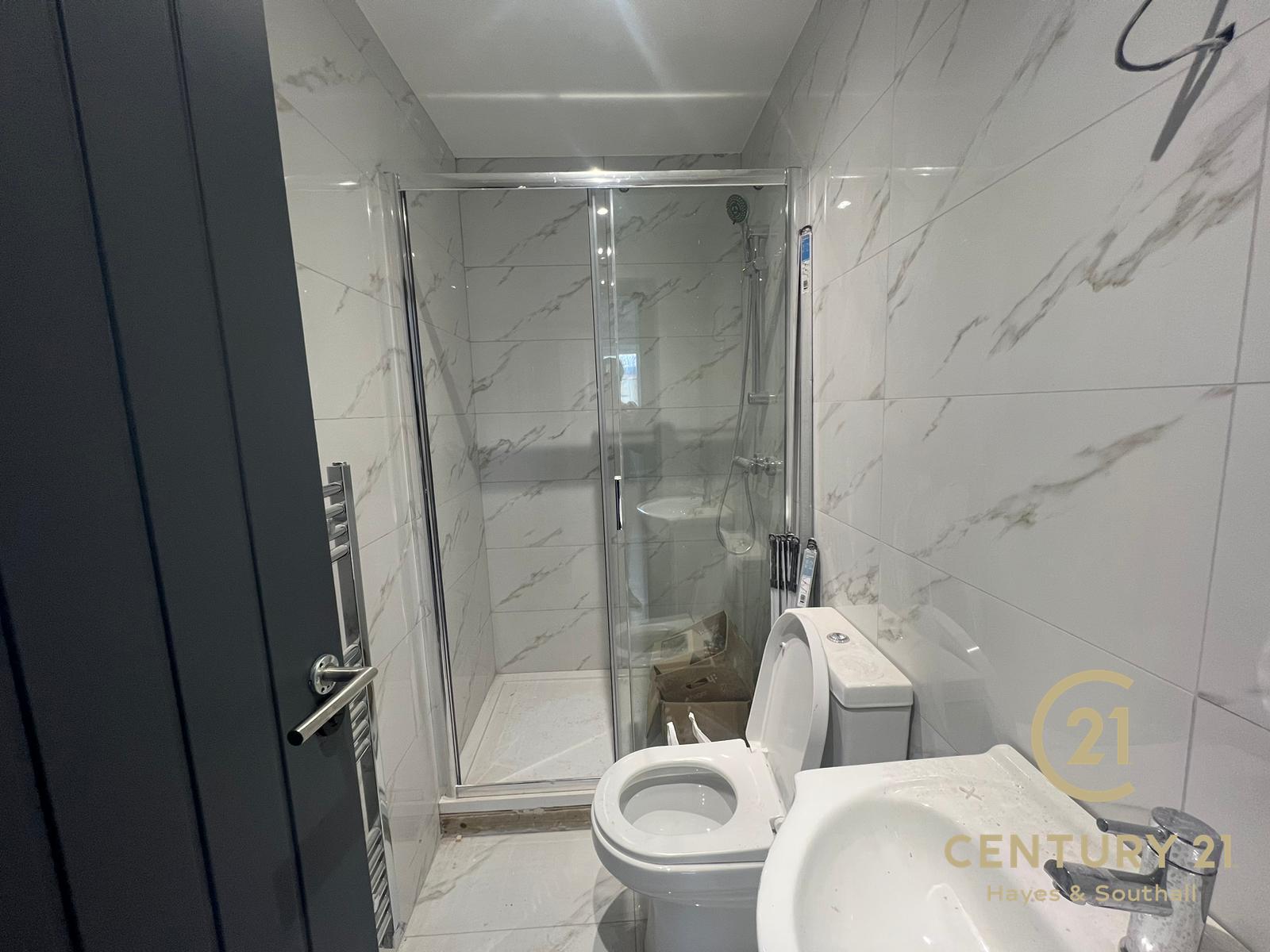Room Pinkwell Avenue in Greater London