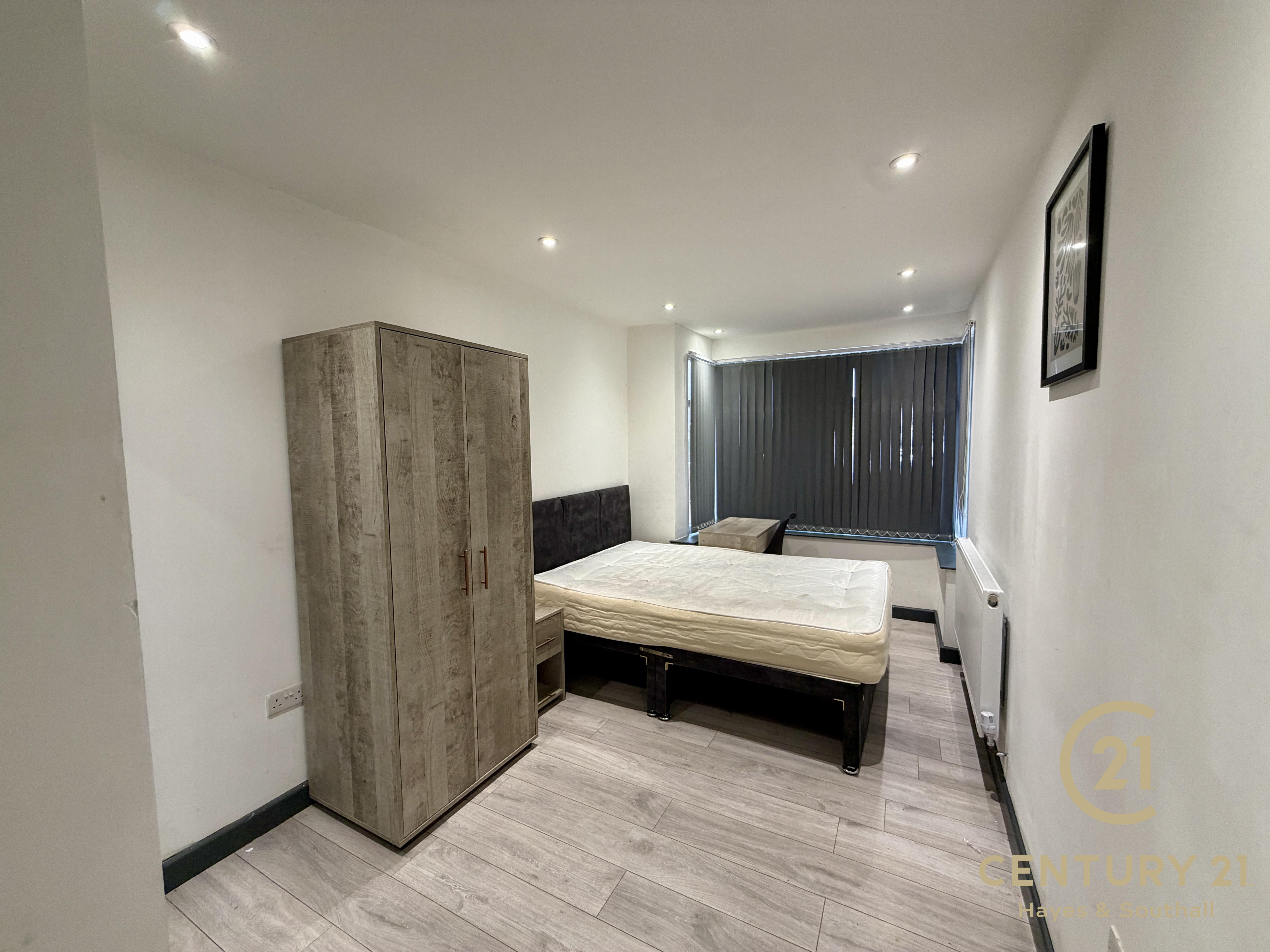 Room Pinkwell Avenue in Greater London