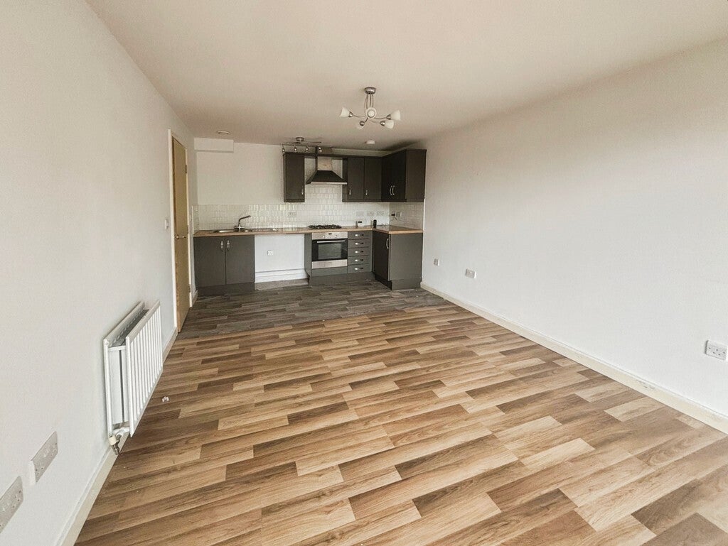Flat Elgin Close in Street