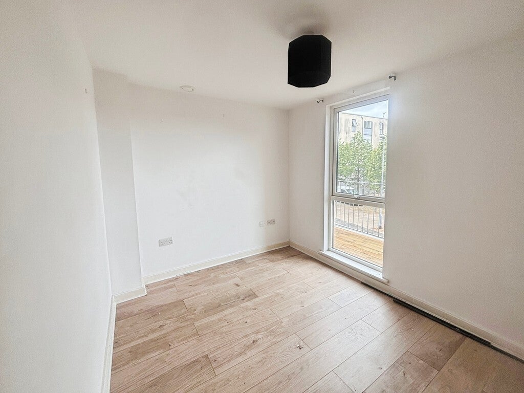 Flat Elgin Close in Street