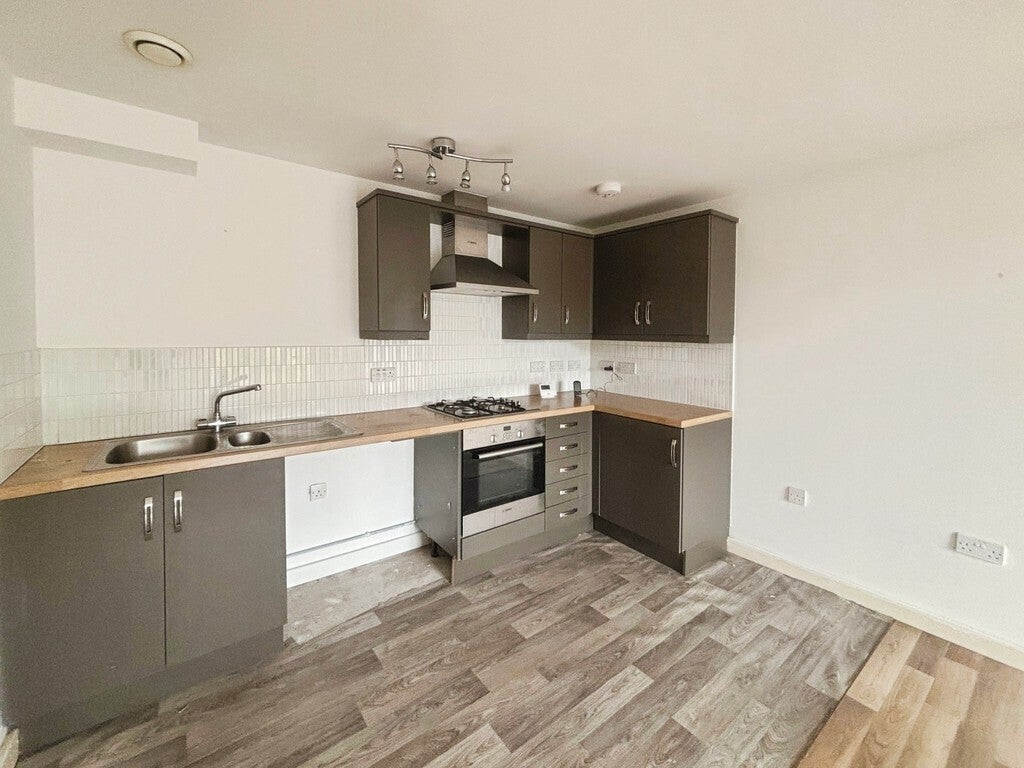 Flat Elgin Close in Street