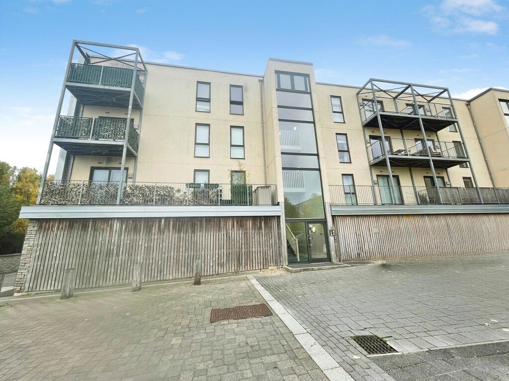 Flat Elgin Close in Street