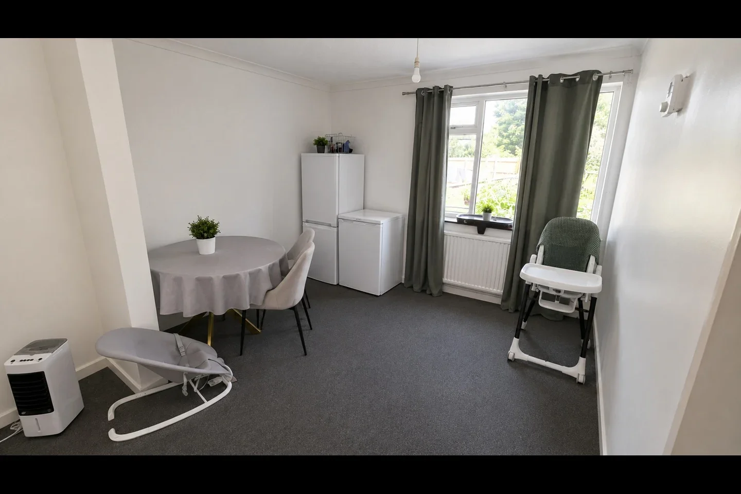 Room Essex Walk in Swindon