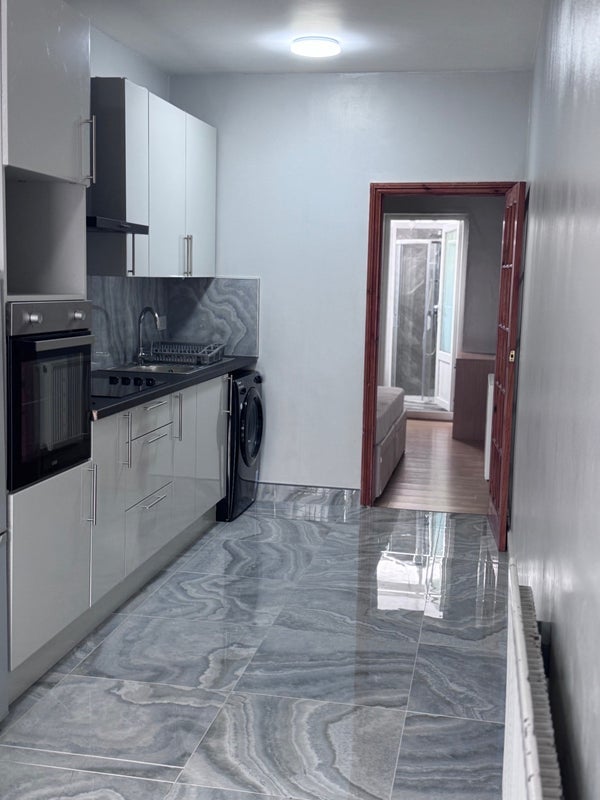 Room Carnanton Road in Greater London