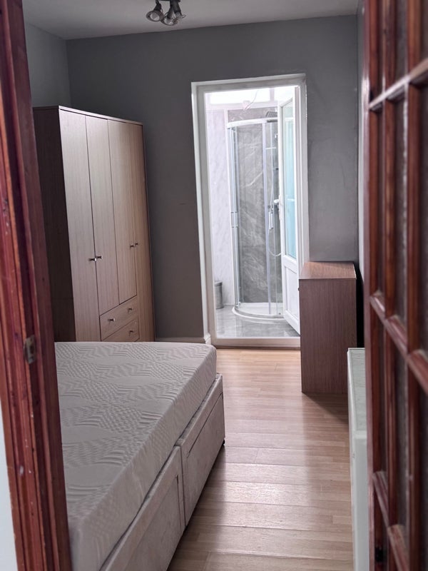 Room Carnanton Road in Greater London
