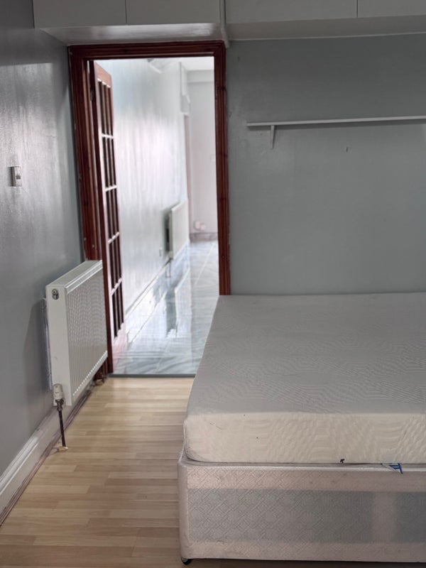 Room Carnanton Road in Greater London