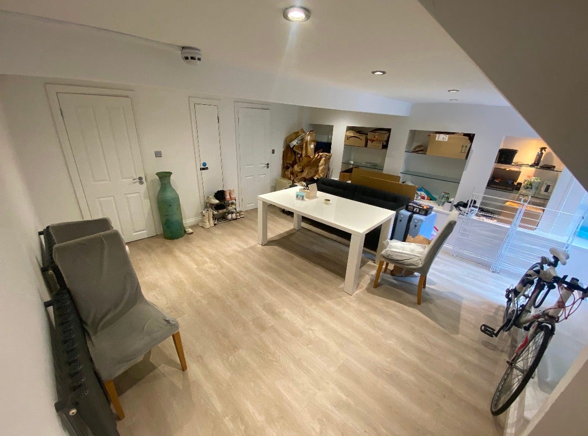 Flat Iffley Road in Greater London