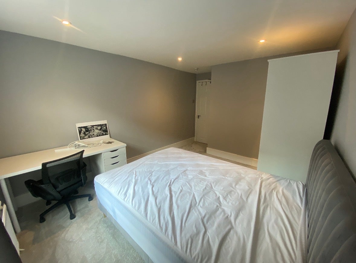 Flat Iffley Road in Greater London