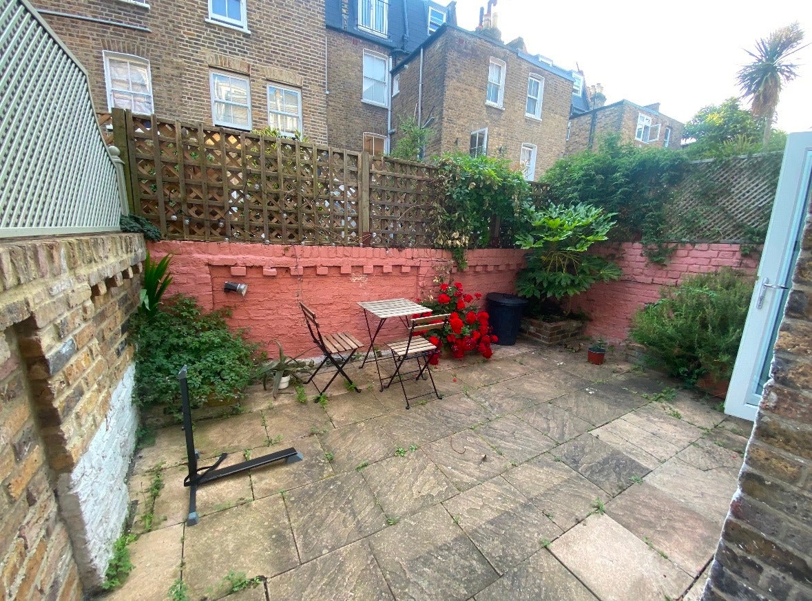 Flat Iffley Road in Greater London