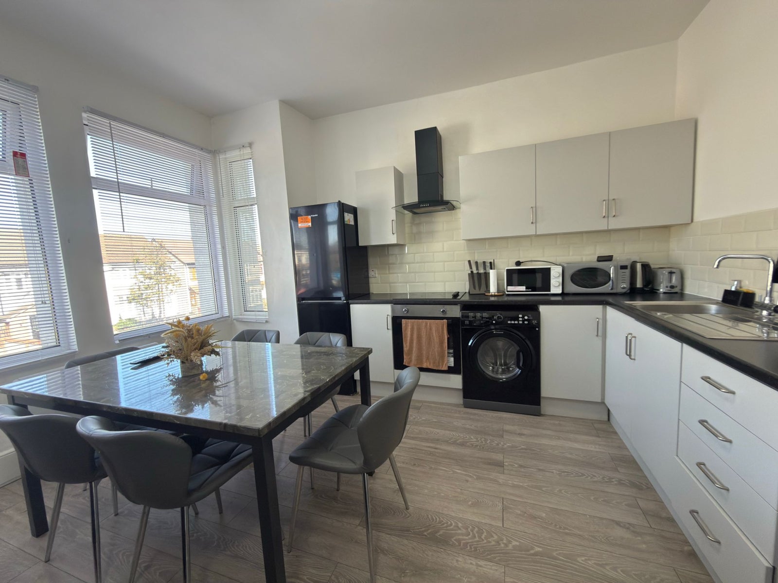 Flat Oldchurch Road in Greater London