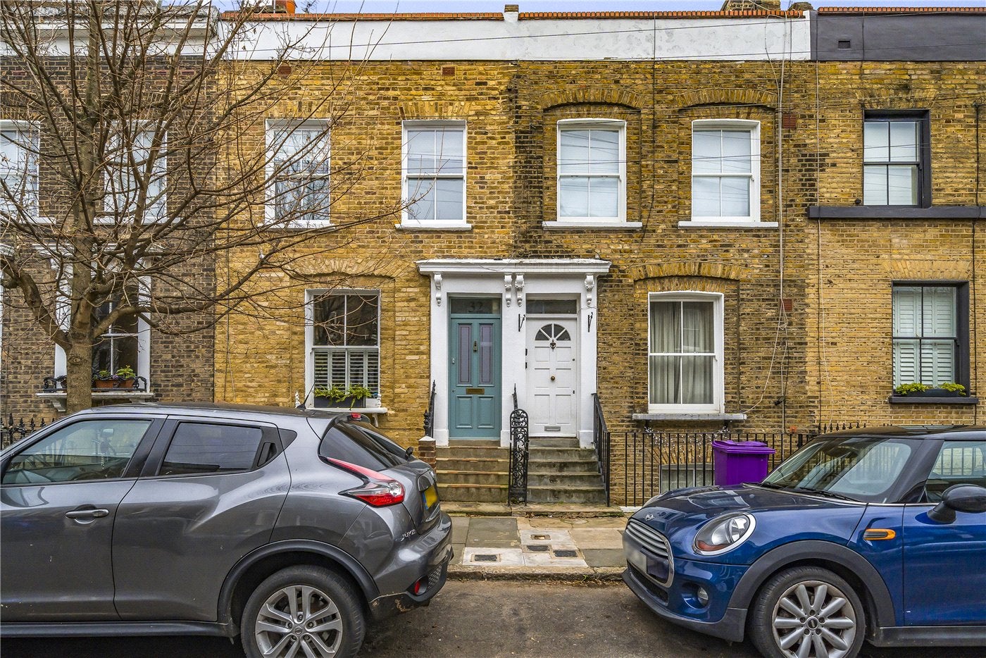 Flat Driffield Road in Greater London