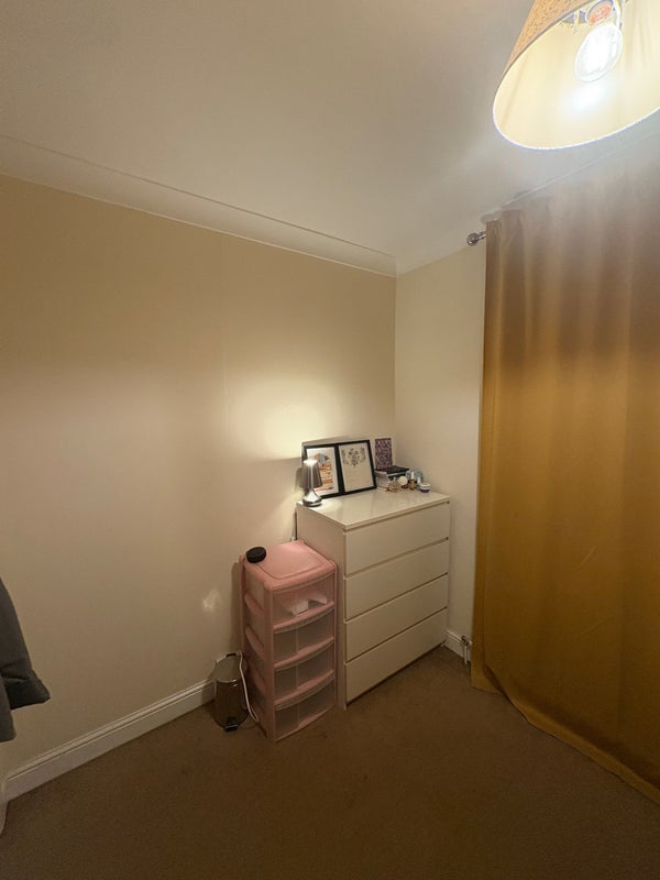 Room Barrow Road in Greater London
