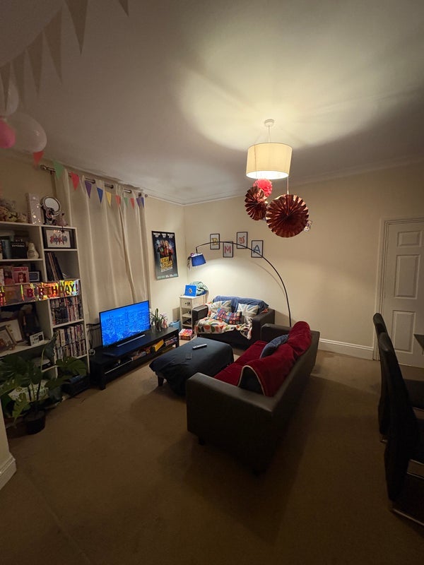 Room Barrow Road in Greater London