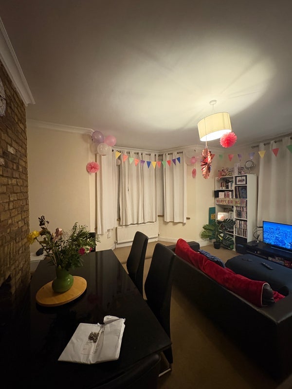 Room Barrow Road in Greater London