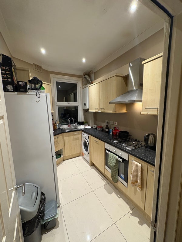 Room Barrow Road in Greater London