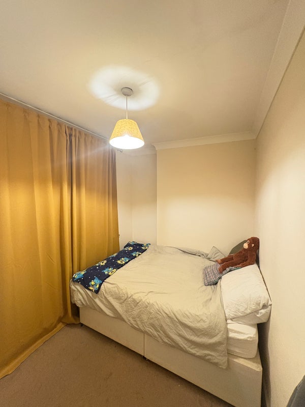 Room Barrow Road in Greater London