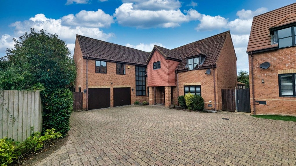 House Hugh Park Close in Milton Keynes