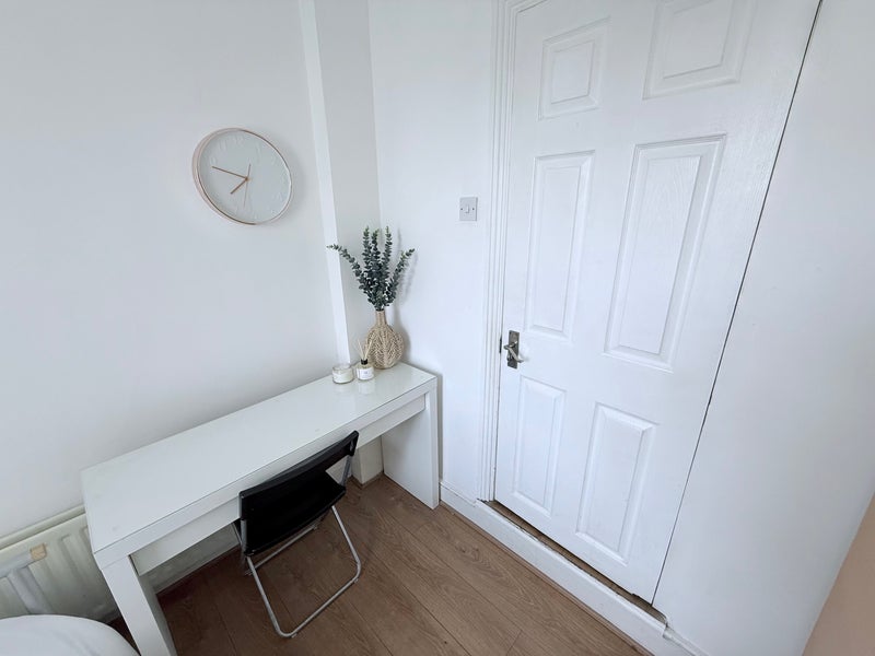 Room Farmer Road in Greater London