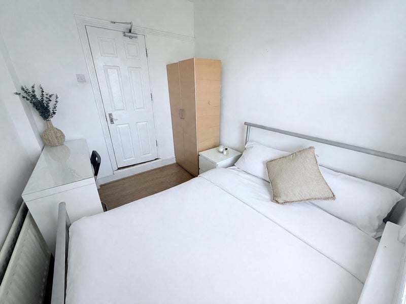 Room Farmer Road in Greater London