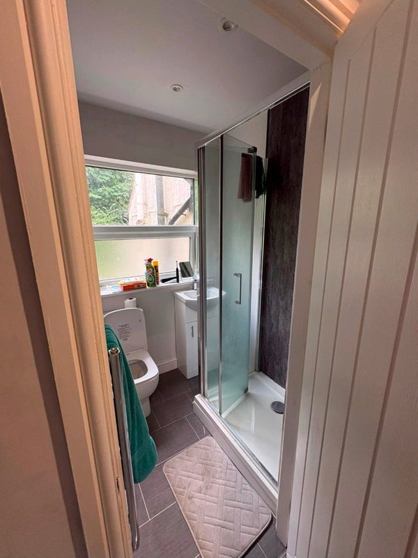Room Mill Hill Road in Wakefield