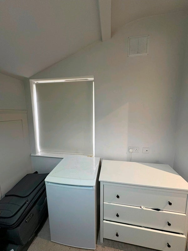 Room Mill Hill Road in Wakefield