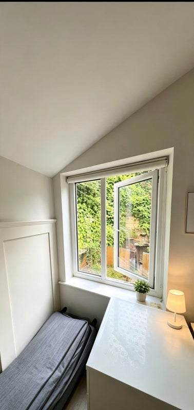 Room Mill Hill Road in Wakefield