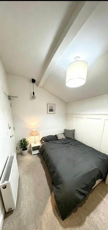 Room Mill Hill Road in Wakefield