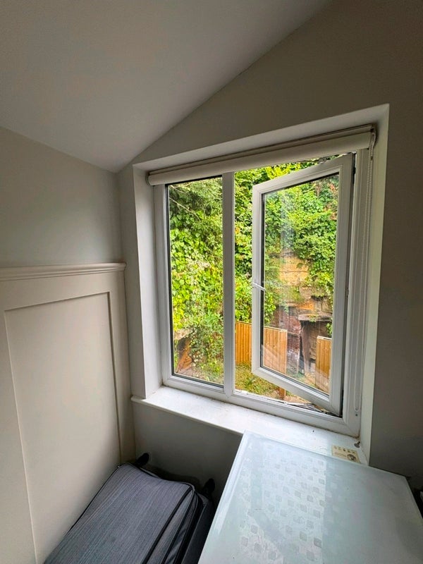 Room Mill Hill Road in Wakefield