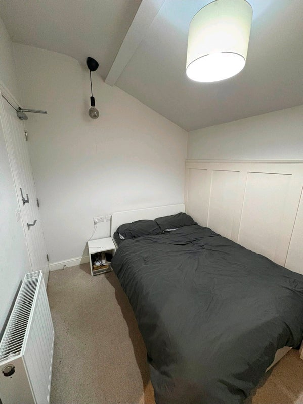 Room Mill Hill Road in Wakefield
