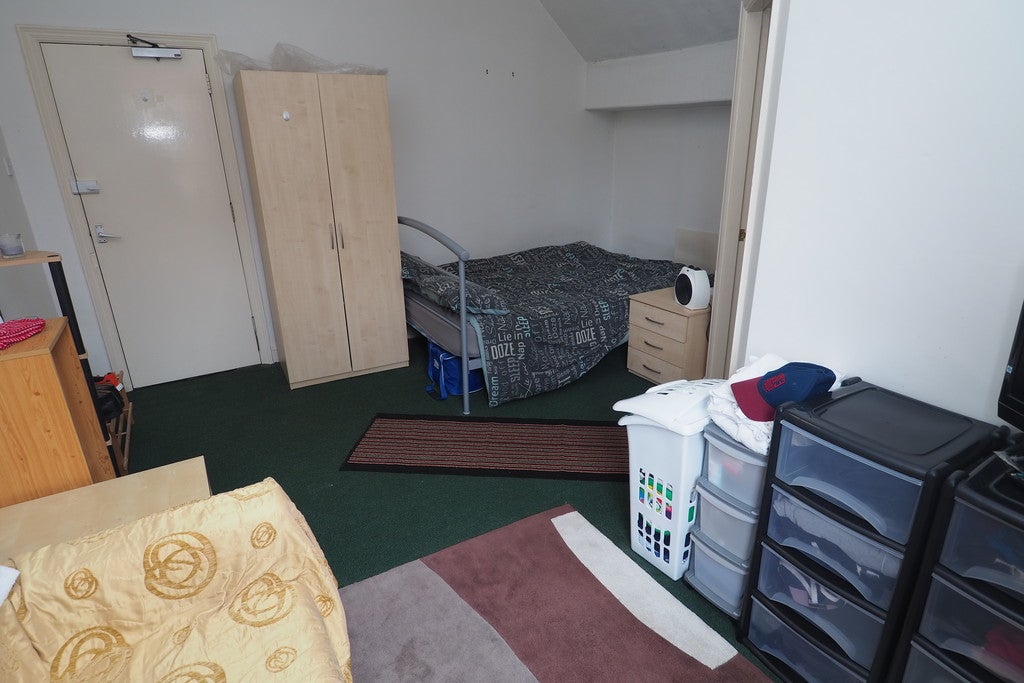 Room Pine Road in Manchester