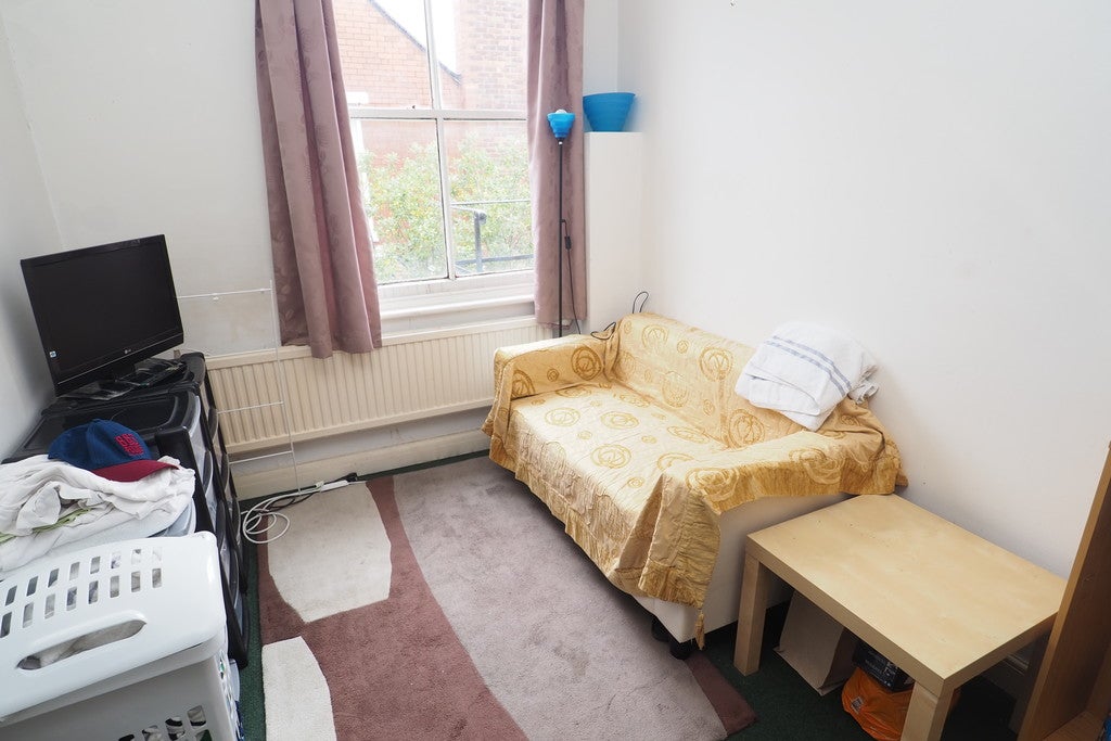 Room Pine Road in Manchester
