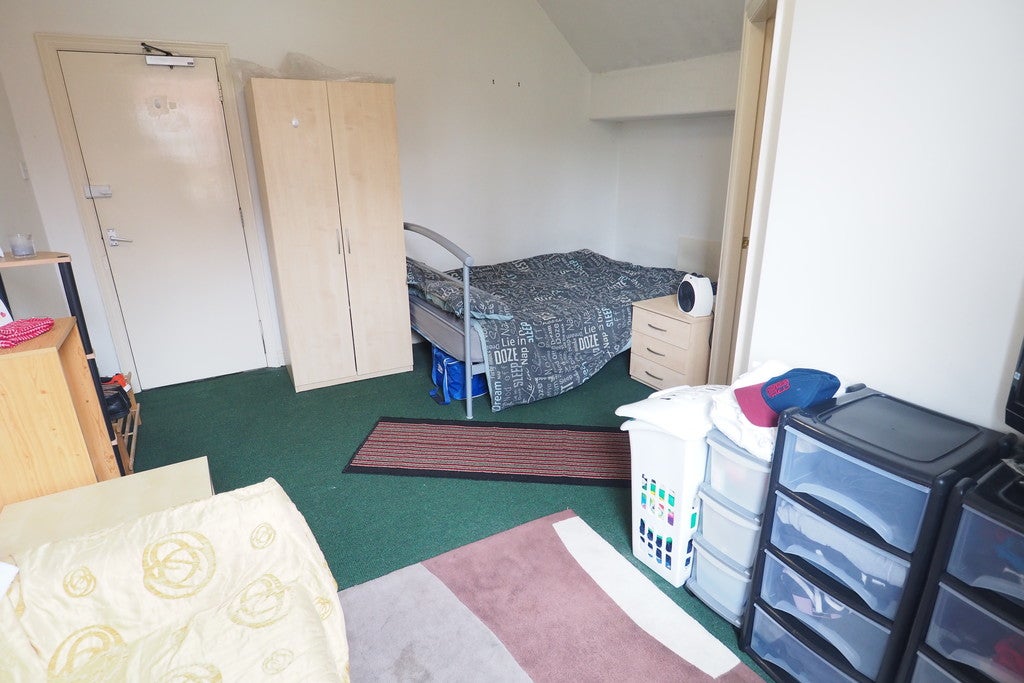 Room Pine Road in Manchester