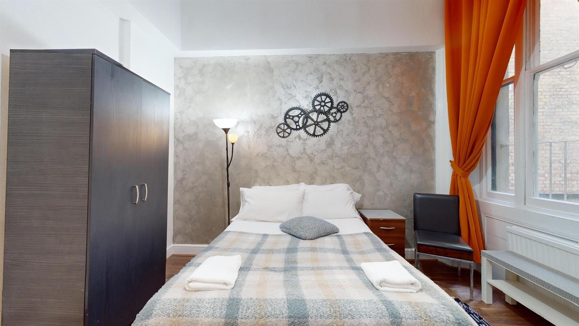 Flat Knaresborough Place in Greater London