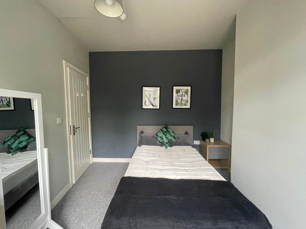Room Silver Royd Hill in Leeds