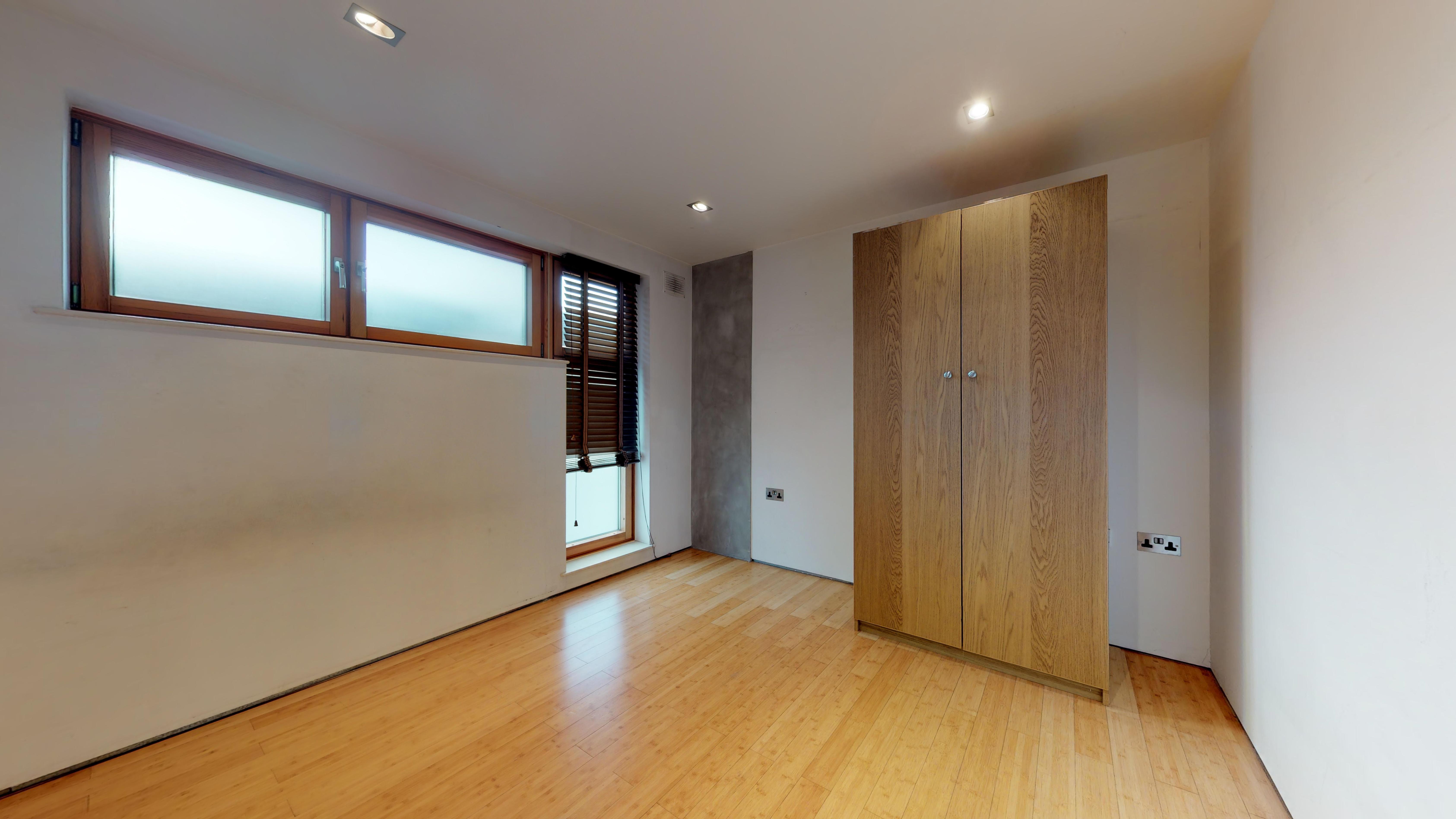 Flat Mortimer Road in Greater London