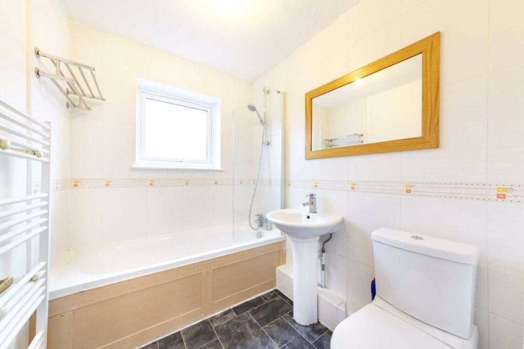 House Barnfield Place in Greater London