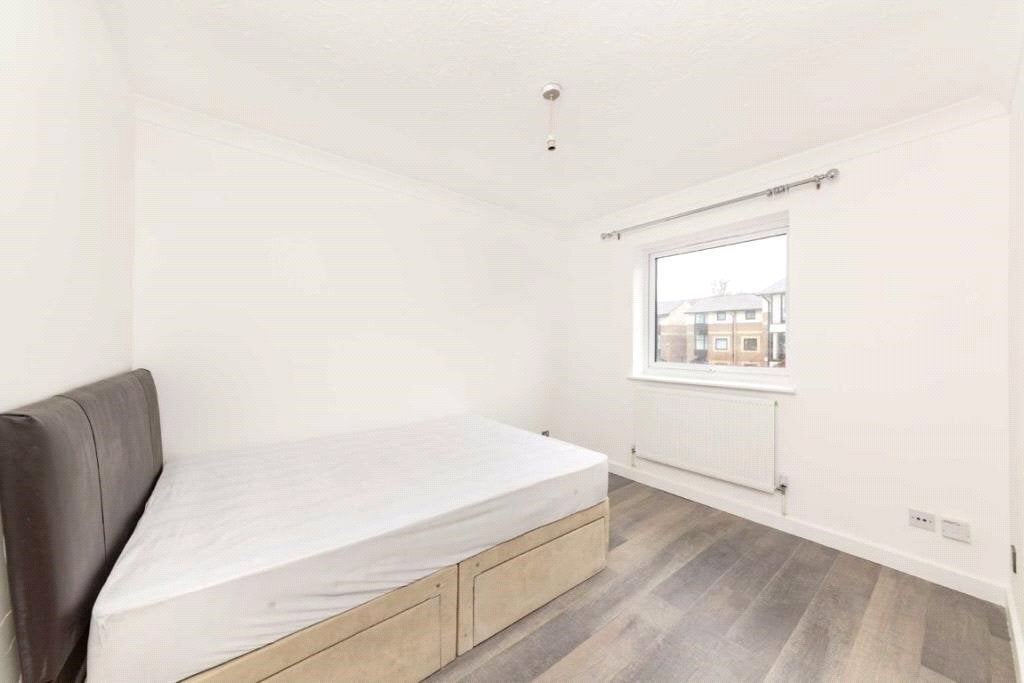 House Barnfield Place in Greater London