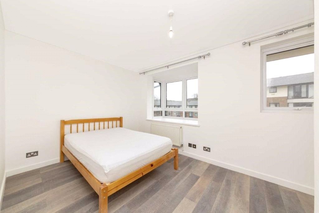 House Barnfield Place in Greater London