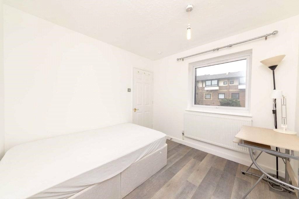 House Barnfield Place in Greater London