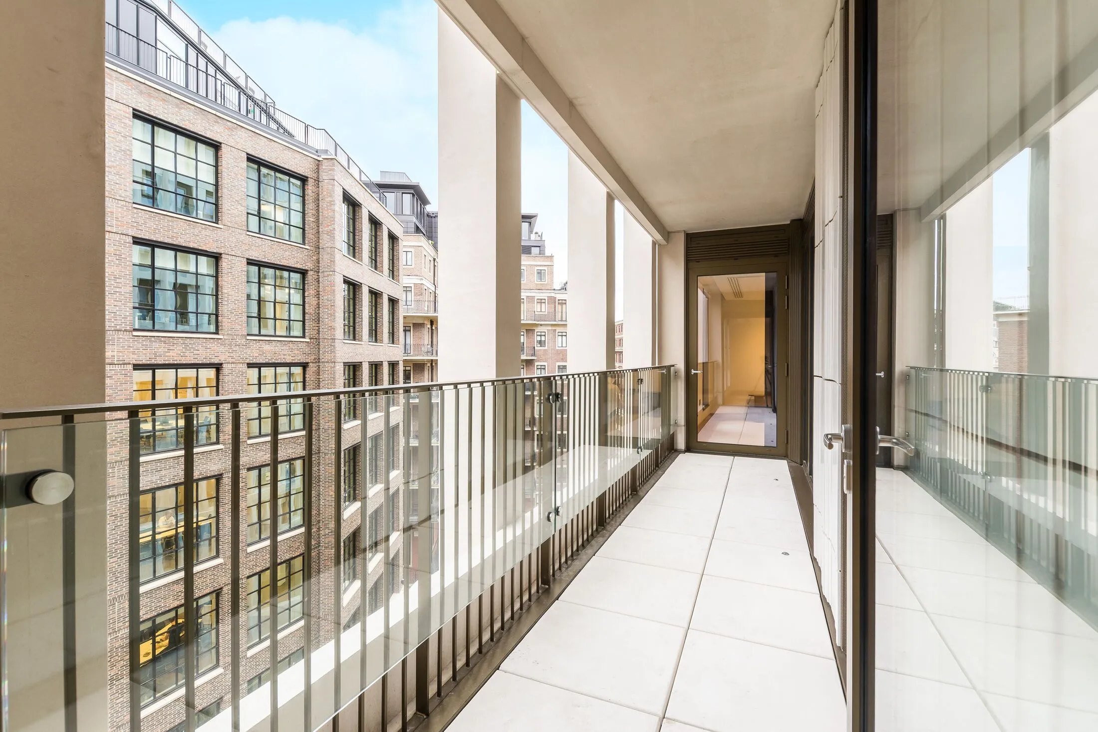 Flat Moat Street in Greater London