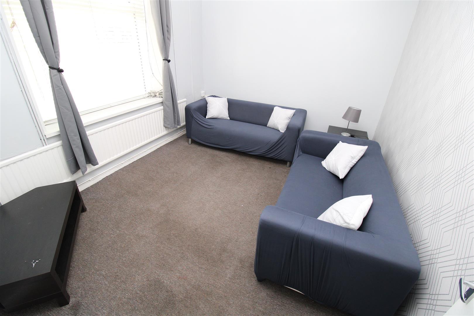 Flat Kingsland Terrace in Pontypridd
