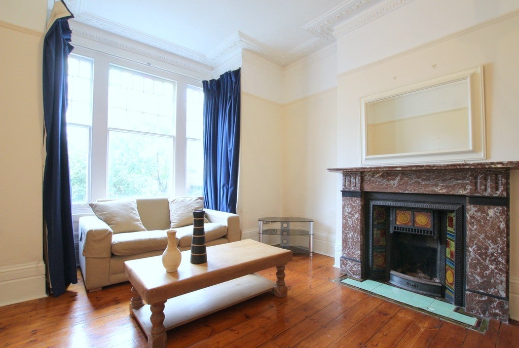 Flat Montserrat Road in Greater London