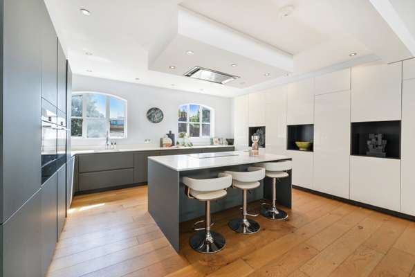 Flat Scandrett Street in Greater London