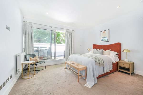 Flat Scandrett Street in Greater London