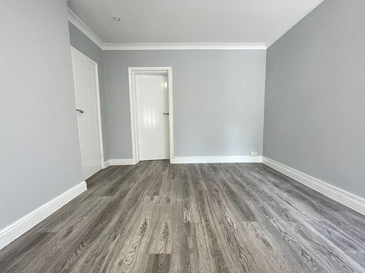 Flat Peel Road in Greater London