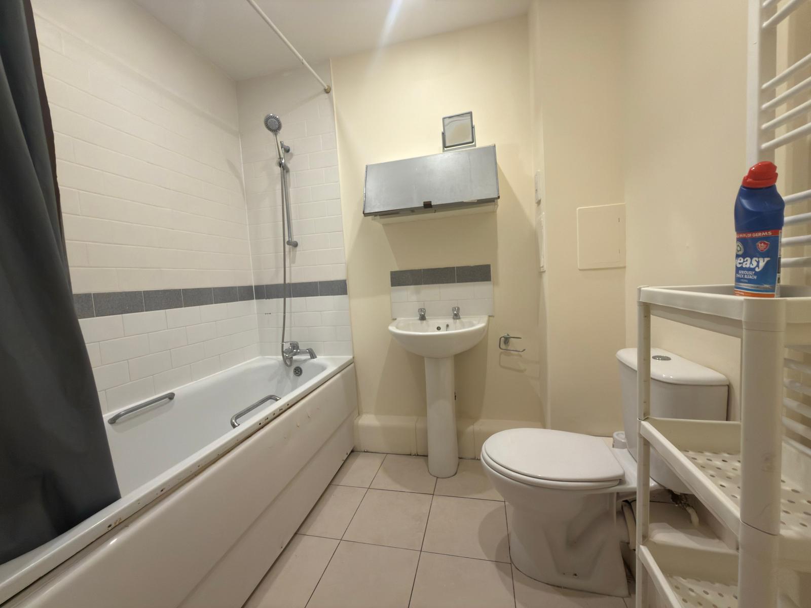 Room High Road in Greater London