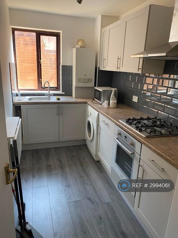 Flat Sanderstead Road in Greater London