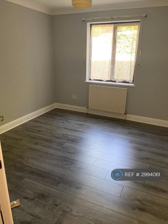Flat Sanderstead Road in Greater London